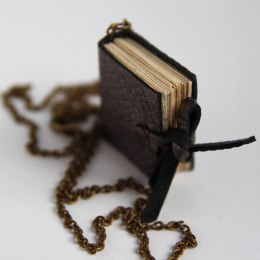 naszyjnik wisior z książką książeczką