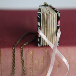wisiorek wisior ksiązka naszyjnik z książeczką, prezent dla czytelniczki